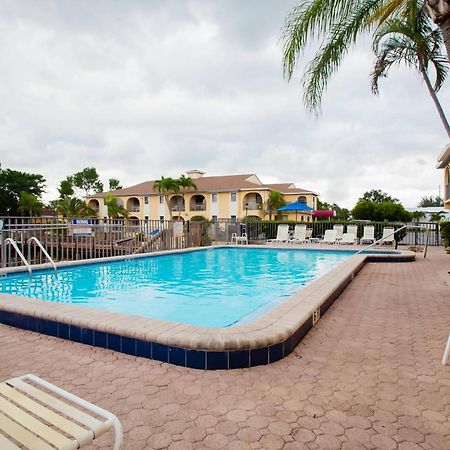 Oyo Waterfront Hotel- Cape Coral Fort Myers, Fl מראה חיצוני תמונה