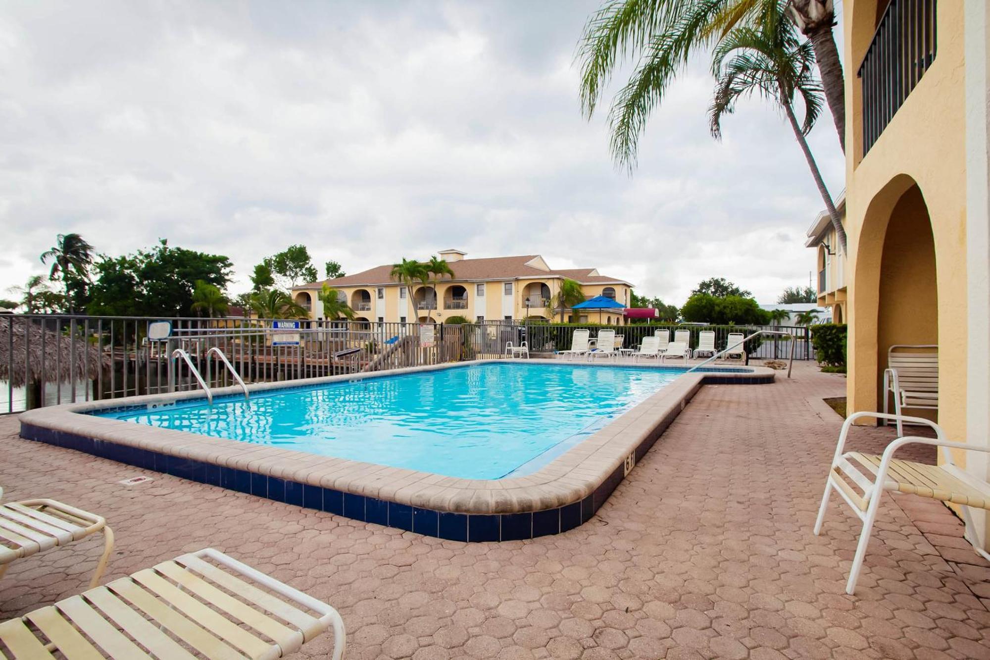 Oyo Waterfront Hotel- Cape Coral Fort Myers, Fl מראה חיצוני תמונה